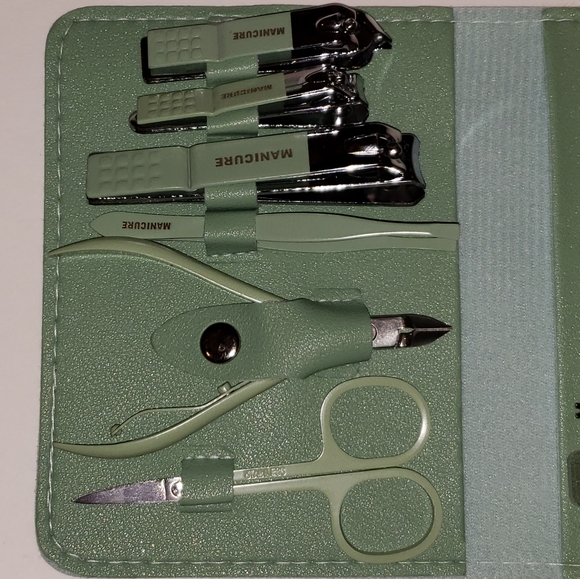 16 Pc Make Up Kit & Manicure Set - Picture 5 of 11